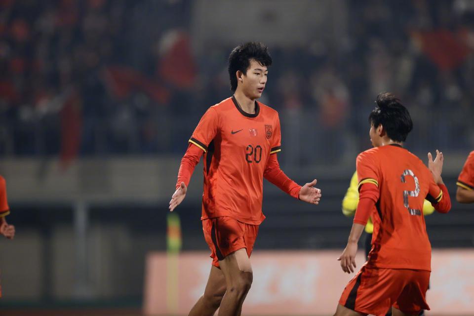 赵松源“打爆”阿森纳!46分钟独造两球,1V3一条龙,半场闪击